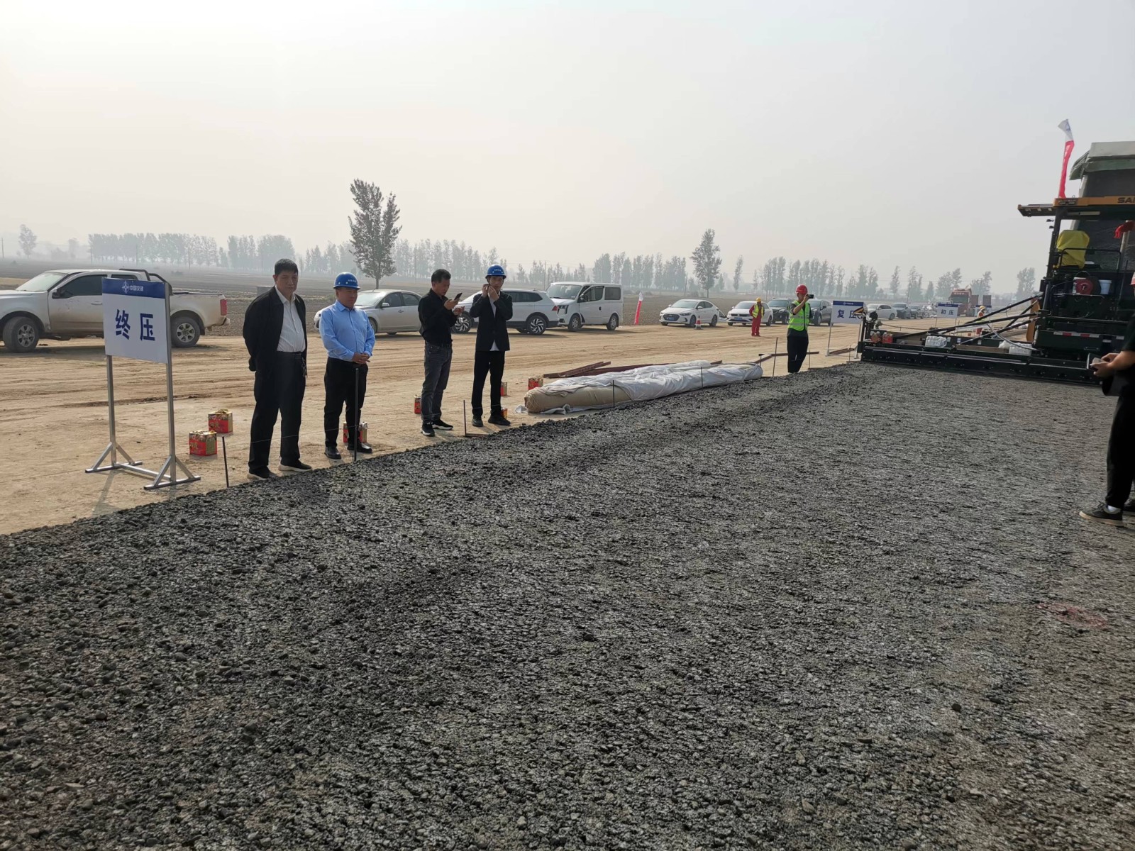 鶴壁國道107項目水泥穩(wěn)定碎石（底）基層試驗段攤鋪